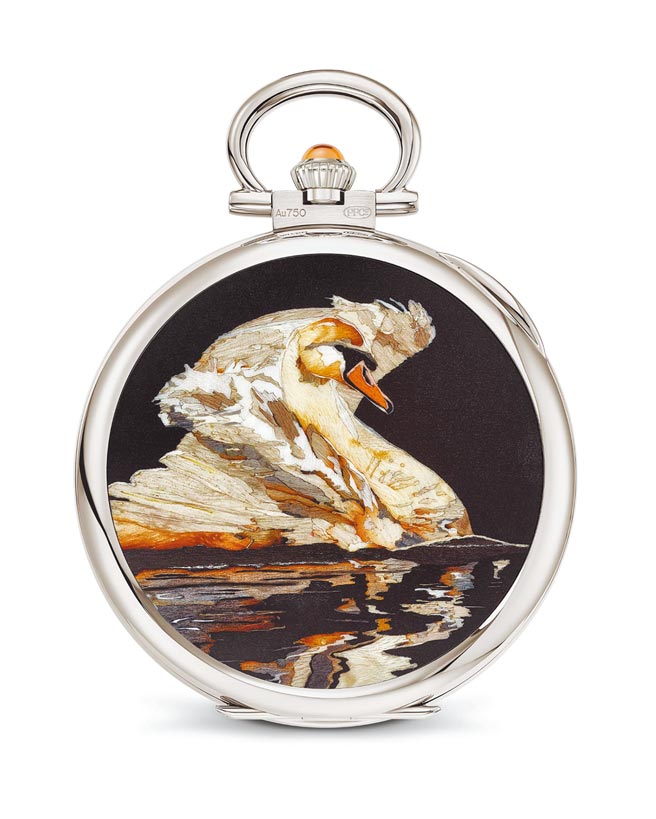 百达翡丽编号995/130G-001「天鹅」怀表，细木镶崁工艺运用逾250片木片，含括23种不同顏色、材质、纹路的木材。（Patek Philippe提供）