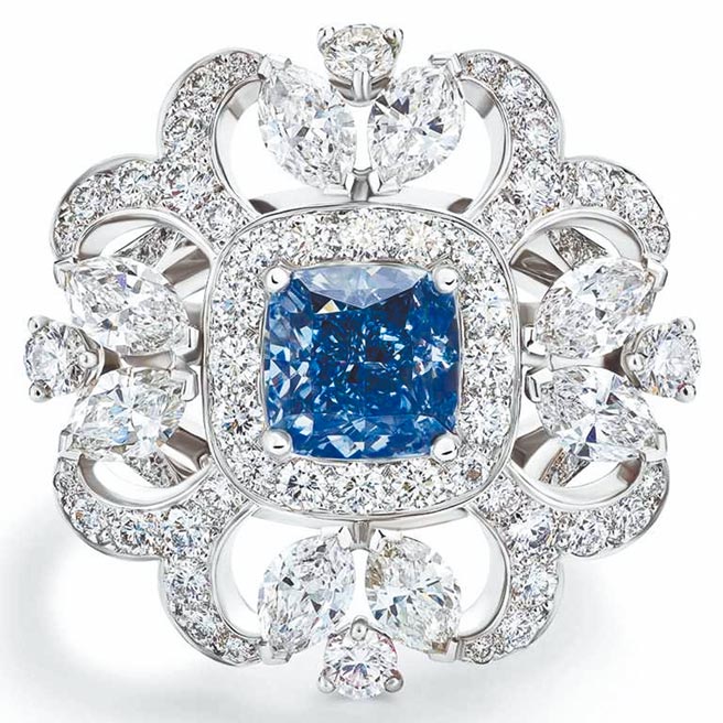 De Beers的Ellesmere Treasure蓝钻戒指，主石为1.53克拉枕形切割艳彩蓝钻。（De Beers提供）