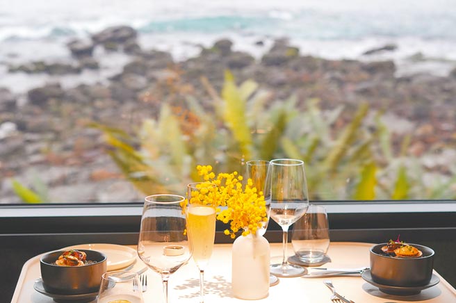 旅客能在「鸣日厨房」列车上，边享用5星饭店团队的餐食，边欣赏宜花东沿途美丽的山海景色。（何书青摄）饮酒过量有害健康