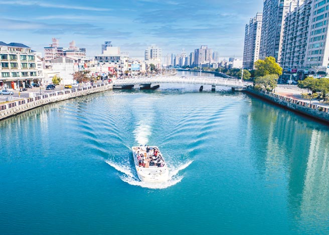 台南大员皇冠假日酒店推出「快乐出航 水上游府城」住房专案，送房客搭乘平底船游台南古运河。（台南大员皇冠假日酒店提供）