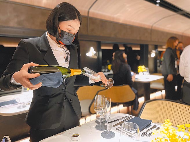 以5星饭店餐饮服务为亮点的「鸣日厨房」列车，安排晶华酒店的餐饮服务团队上车为旅客服务。（何书青摄）饮酒过量有害健康