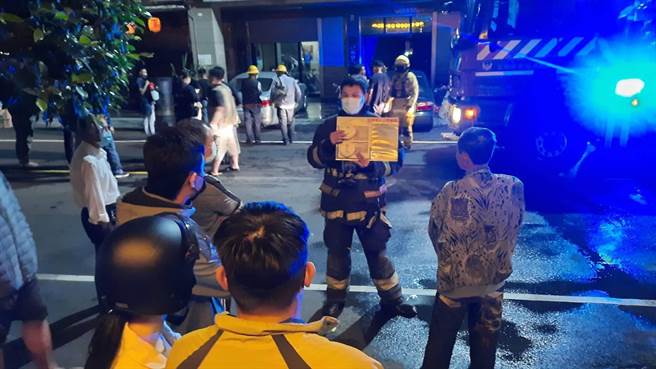高雄市鼓山区建荣路一栋5楼透天厝17日凌晨发生火警，7位民眾及时获救，消防局现场宣导透天厝安装「住宅用火灾警报器」的重要性。（高市消防局提供／袁庭尧高雄传真）