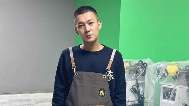 凤梨（吴泓逸）经营的饮料店吸引不少粉丝朝圣。（yi0107 IG）