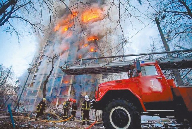 烏克蘭首都基輔多棟住宅大樓遭到俄軍炮轟。（路透）