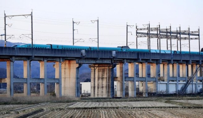 东北新干线列车遇强震，17节车厢有16节车厢出轨。（路透社）