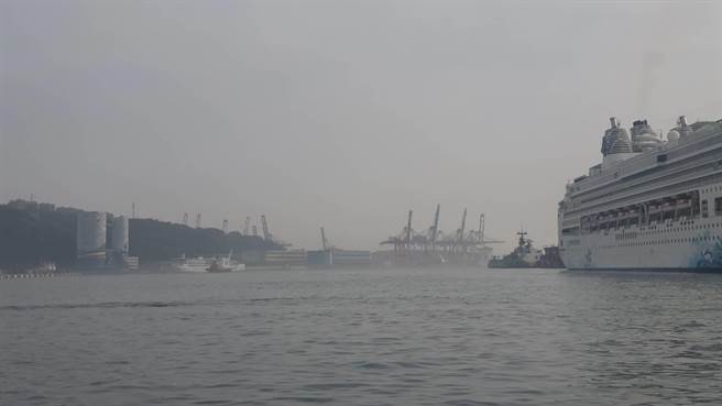 基隆港一早浓雾瀰漫，基隆港务分公司于今早8时10分起紧急进行浓雾管制。（陈彩玲摄）