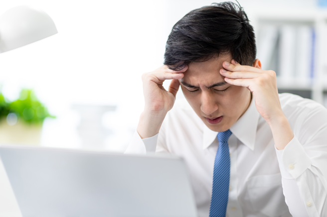 一名男子长期头痛到医院就医，几个月后止痛药却失效，不仅半夜睡到一半会头痛，视线还变得模糊，左眼完全看不见，检查后才发现脑部一颗肿瘤已压迫到视神经。（图／示意图，达志影像）