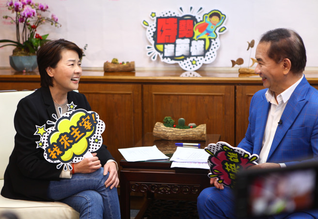 黄珊珊(左)在节目中直言，蓝绿都曾在台北执政，也都丢过政权，「我从以前到现在都是黄珊珊」，色彩对台北市来说没有什么意义。(图/张立勋、黄婉婷摄影)