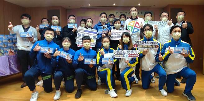 万泰科技集团赞助运动口罩给新北市200位运动教练、全中运代表队1500位选手及5所小学共11万1888片、市值108万元的口罩。（陈慰慈摄）