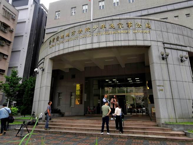 台北地院今就王力宏、李靓蕾酌定亲权案件首度开庭。(蒋永佑摄)