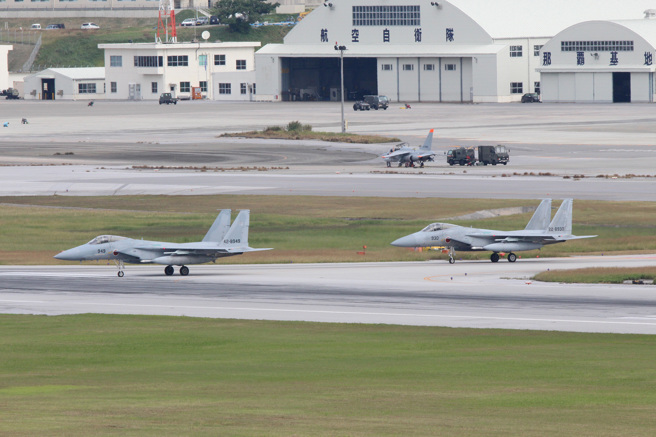 圖為2017年12月日本那霸基地準備升空的空自F-15戰機。(圖／中央社)