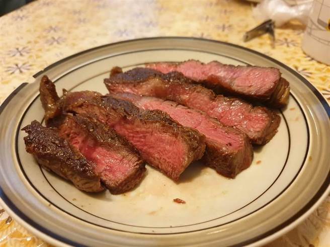 食药署表示，7月1日起若注脂肉未明确进行标示，将可依法开罚最高300万，标示不实者可罚到400万。（陈人齐摄）