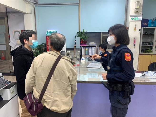 老翁被帶回派出所後警方通知家人將他帶回家。(警方提供／呂筱蟬桃園傳真)