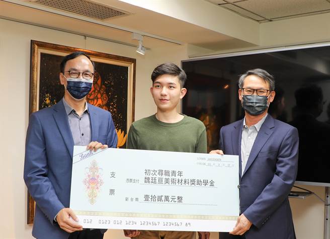 国民党主席朱立伦上午参加智库举办的「青年人才培育－《魏廷？微型画展》」记者会。（国民党提供）