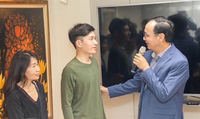 国民党主席朱立伦上午参加智库举办的「青年人才培育－《魏廷？微型画展》」记者会。（国民党提供）