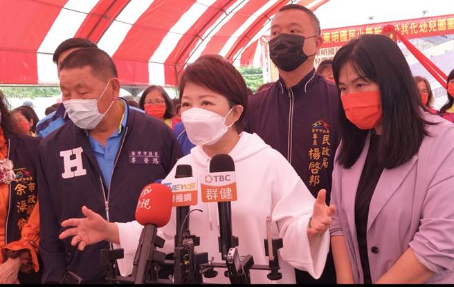 卢秀燕强调，全国民眾面临国家缺电、停电，中火烧更多煤制造更多空污，但电价又要上涨，国家应检讨能源政策。（陈世宗摄）