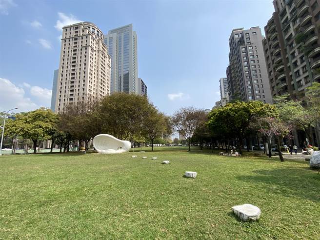 近年来因百坪预售案选择减少，使成屋市场百坪以上的交易逐渐热络。（卢金足摄）