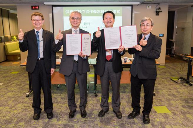 （第一银行与台电签订供应链融资合作备忘录(MOU)，第一银行副总经理王邦旭(左二)、台电副总经理王振勇(右二)代表签约。 图／第一银行提供）