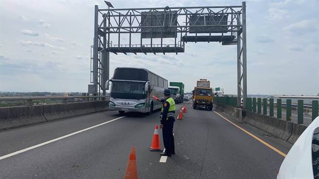 台88万丹段传惊悚车祸，62岁驾驶遭铁片砸中当场死亡。（警方提供／谢佳潾屏东传真）