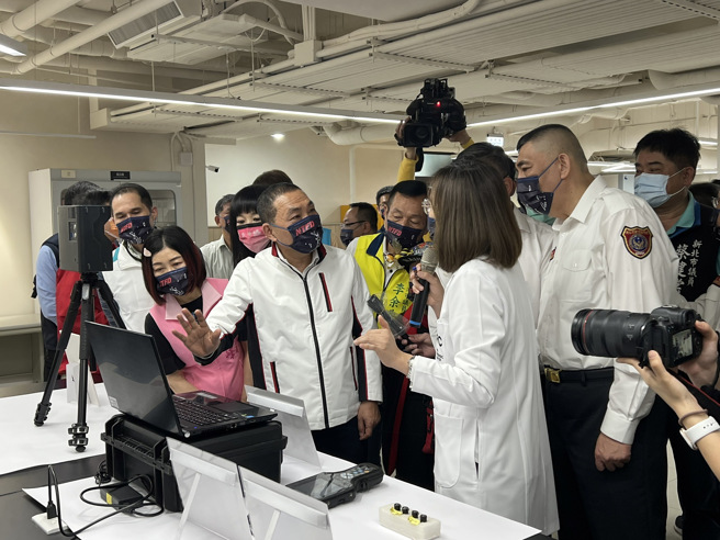 全國首創唯一智能管理，新北火災鑑識中心落成，由市長侯友宜親臨剪綵。(新北消防局提供)