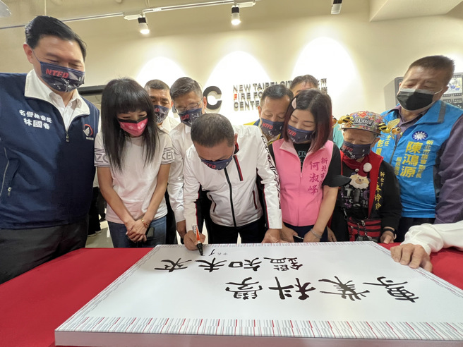 全國首創唯一智能管理，新北火災鑑識中心落成，由市長侯友宜親臨剪綵。(新北消防局提供)