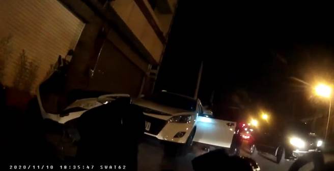 警方以侦防车巧妙将石嫌「夹」在围墙，另外警机车接着「堵」出口处，瞬间让药头成「瓮中鱉」。（台中市警察局提供／张妍溱台中传真）