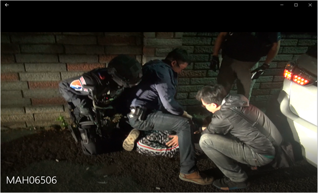 最后警方拉出石嫌予以逮捕，再到租屋处内逮同伙李嫌。（台中市警察局提供／张妍溱台中传真）