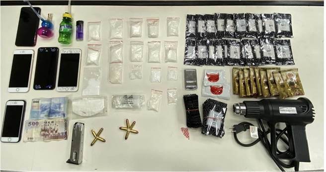 警方到李、石2嫌租屋处内，查扣大批毒品、以及手枪子弹等物。（台中市警察局提供／张妍溱台中传真）