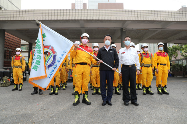 嘉義縣消防局23位特搜隊員17日凌晨接獲集結命令後，立即備妥個人裝備及各項救援裝備，最短時間內完成成軍整備，待命出發，嘉義縣長翁章梁今天上午前往校閱。(嘉義縣消防局提供)