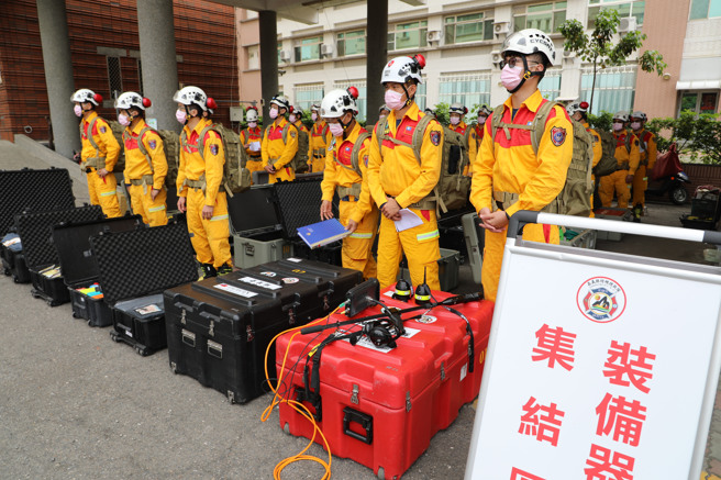 嘉義縣消防局23位特搜隊員17日凌晨接獲集結命令後，立即備妥個人裝備及各項救援裝備，最短時間內完成成軍整備，待命出發，嘉義縣長翁章梁今天上午前往校閱。(嘉義縣消防局提供)