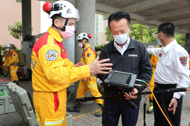 嘉義縣消防局23位特搜隊員17日凌晨接獲集結命令後，立即備妥個人裝備及各項救援裝備，最短時間內完成成軍整備，待命出發，嘉義縣長翁章梁今天上午前往校閱。(嘉義縣消防局提供)