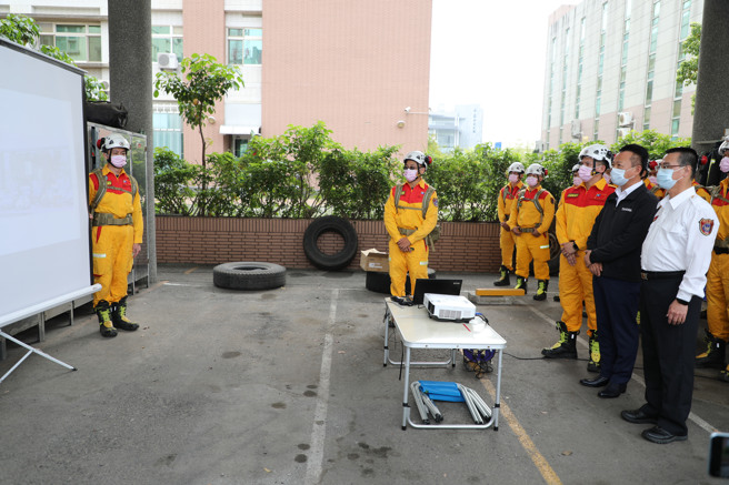 嘉義縣消防局23位特搜隊員17日凌晨接獲集結命令後，立即備妥個人裝備及各項救援裝備，最短時間內完成成軍整備，待命出發，嘉義縣長翁章梁今天上午前往校閱。(嘉義縣消防局提供)