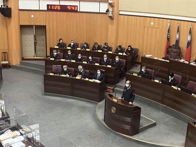 桃园市消防局长谢吕泉17日于市议会进行10分钟口头报告。（陈梦茹摄）