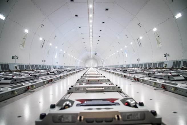 近日长荣航空决定将3架777-300ER客机改为货机。图为777-300ER货机内部(长荣航空提供)