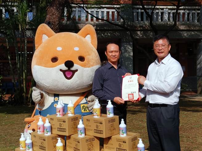 金山国小校长顏显权致赠感谢状给柴语录及必群公司。（金山国小提供）