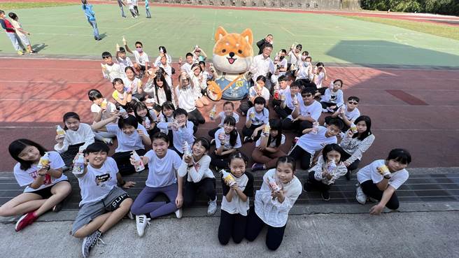 柴语录及必群公司赠送金山国小600瓶洗手乳。（金山国小提供）