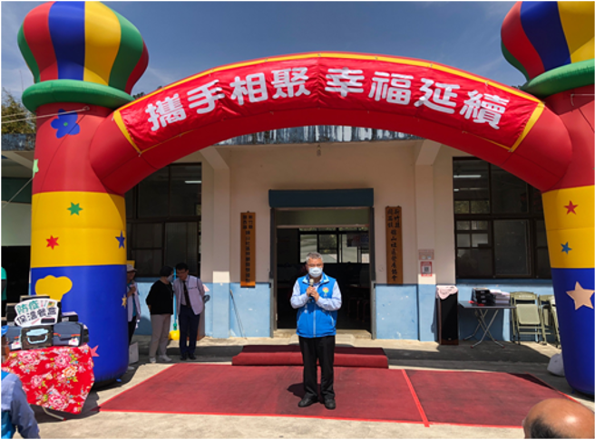 新竹县政府社会处李国禄处长介绍巷弄长照站老人服务资源。(图/玄奘大学提供)