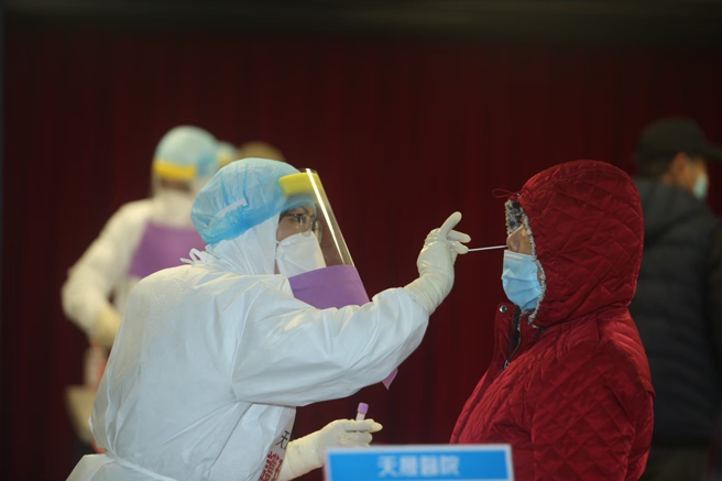 今起調整居家檢疫／隔離天數縮短為10天者，需提供快篩檢測日期，指揮中心表示，違反規定可罰最高30萬元。（圖／示意圖，記者陳怡誠攝影）