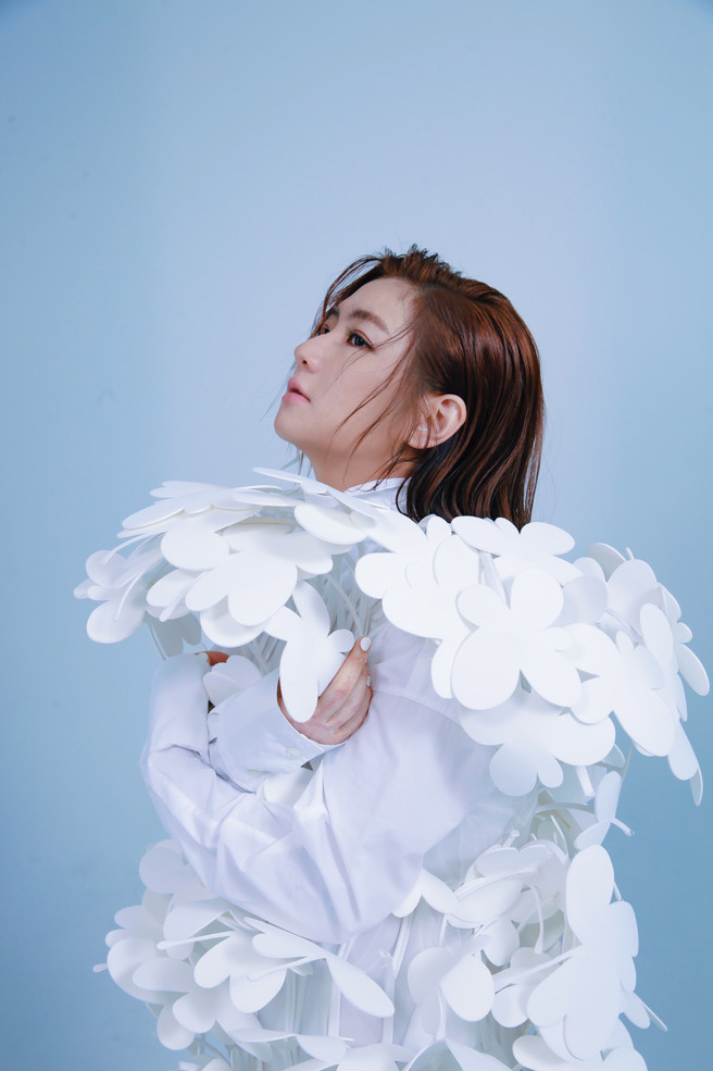 Selina 突破以往尝试大跨度的音域来演译歌曲中层层堆迭的情绪。（图／任真美好提供）