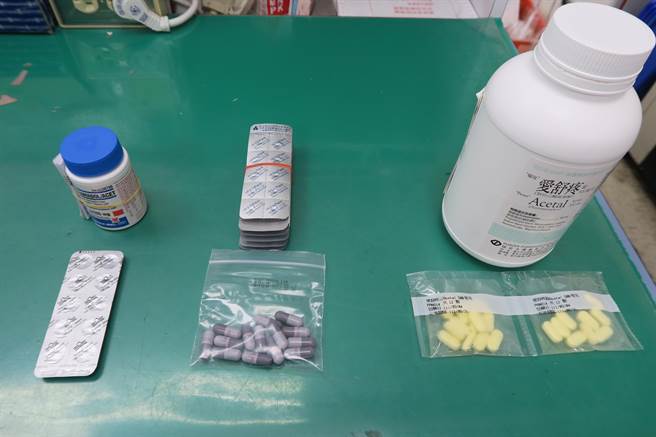 市售止痛药分为有消炎成分，和不含消炎成分，对肝肾功能产生的副作用也不同。图中为三大类止痛药，分别是乙酰胺酚(右)、非类固醇消炎止痛药(中) 、鸦片类止痛药(左)。（谢琼云摄）
