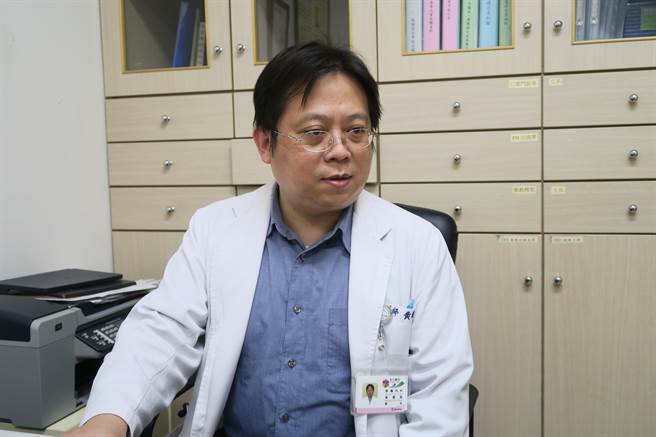 卫福部彰化医院肾臟科医师黄耀宣表示，有肝肾、肠胃慢性疾病的民眾，要服用止痛药，最好先徵询药师，或就医由医师开药，遵循医嘱服用。（谢琼云摄）