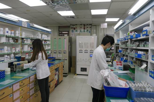 国人习惯上药局自行购买止痛药，或是吃外国制的止痛药，却未事先徵询医师、药师，恐怕吃出问题，甚至演变到必须洗肾的地步。图为药剂师配药画面。（谢琼云摄）