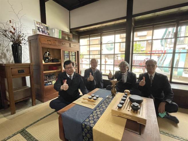 桃园杨梅埔心故事馆开馆民眾体验茶文化。(吕筱蝉摄)