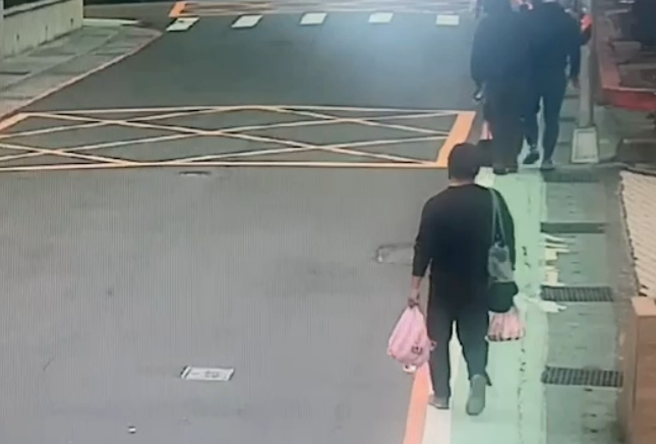 男教師圖書館偷保溫杯，被逮辯要拿去失物招領。(陳鴻偉翻攝)