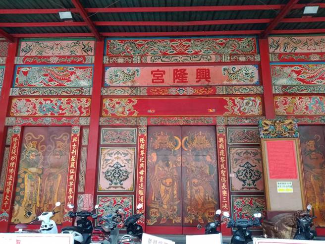 新北市三峡区兴隆宫妈祖庙正在进行重建工程，庙内的爱邻医院部分建构也将拆除。（蔡雯如摄）