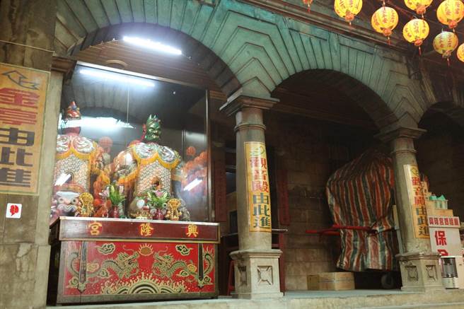 新北市三峡区兴隆宫妈祖庙正在进行重建工程，庙方1996年后买下爱邻医院，因此庙内保有西式的古典样式拱梁廊柱，奇特的共构景观也将随着重建工程拆除。（李景光提供）