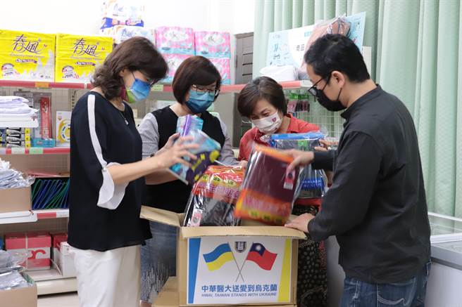 中华医大员生社将发热衣等日常用品装箱打包。（中华医大提供／曹婷婷台南传真）