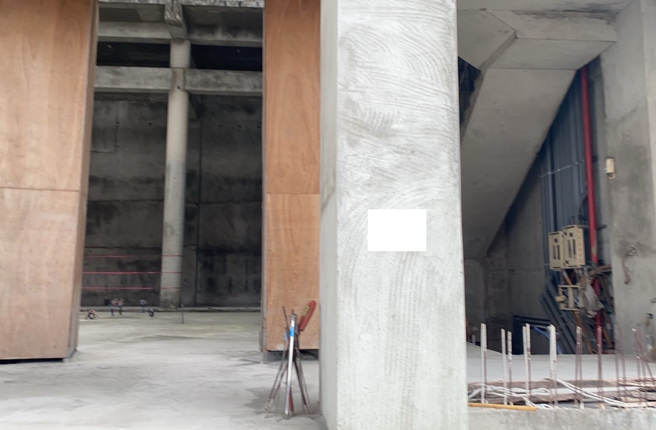 警方于北屯区敦化路某兴建中的寺庙内发现陈姓凶嫌。（读者提供）