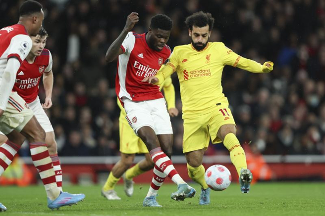 利物浦前锋萨拉(右)带球进攻。（美联社）
