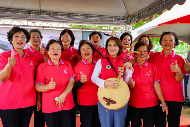 民进党立委周春米（中）去年底与「国宝级阿嬷」们，一起背着月琴为恒春文化中心动土。（图／取自周春米脸书）